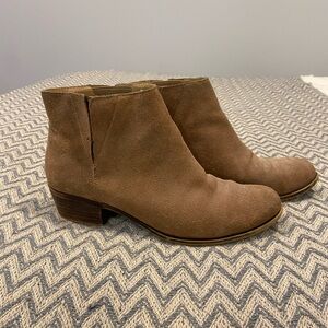 Lucky Brand Benissa Suede Ankle Boots in Carmel Brown – Size 10
